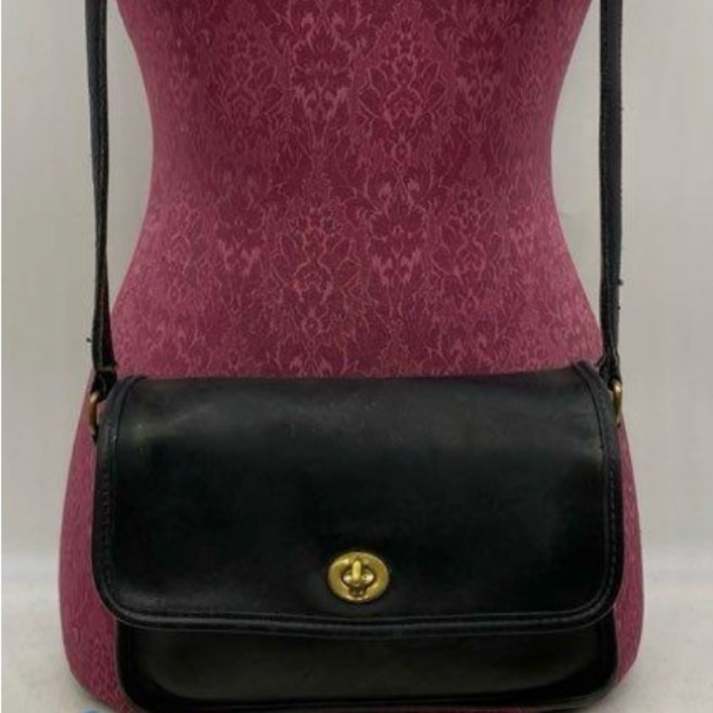 Vintage Coach Elegant Black Leather Crossbody Bag